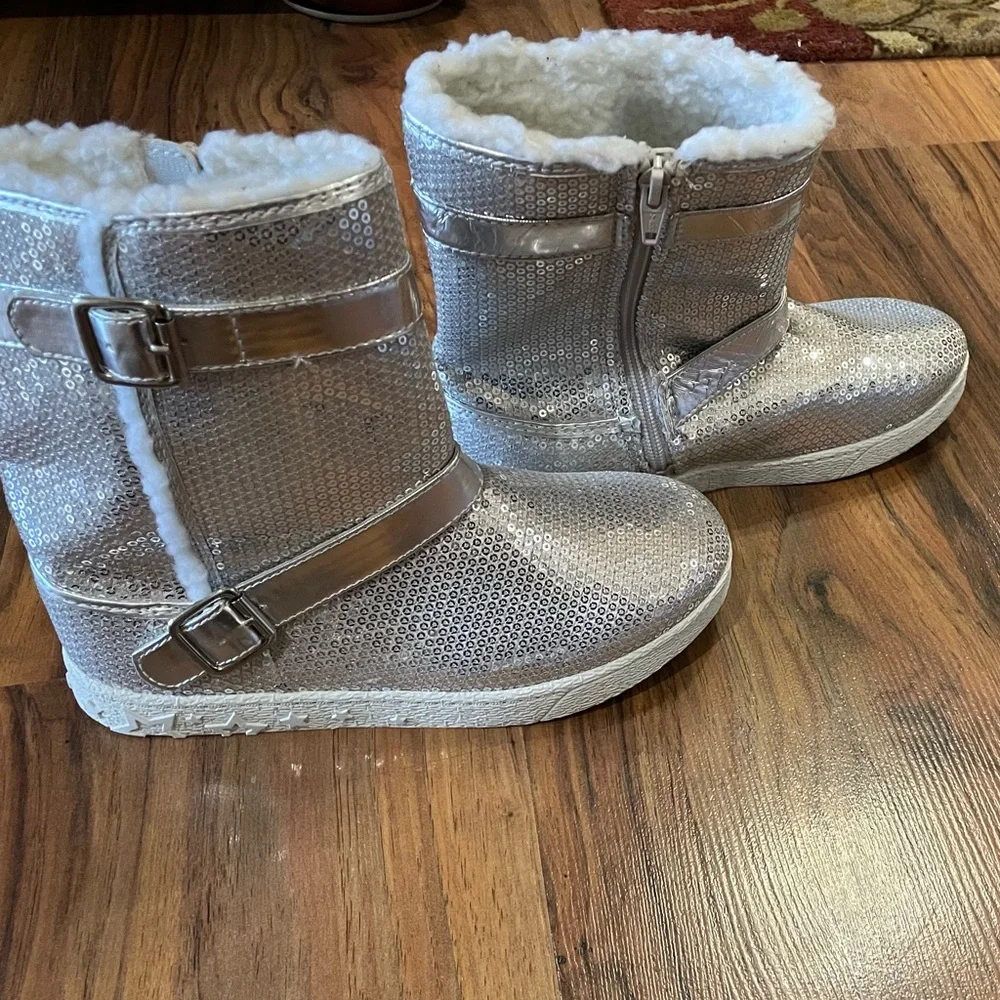 NWOT~Circo girls sequined silvery boots side buckle SZ:4 fur lined Barely Worn